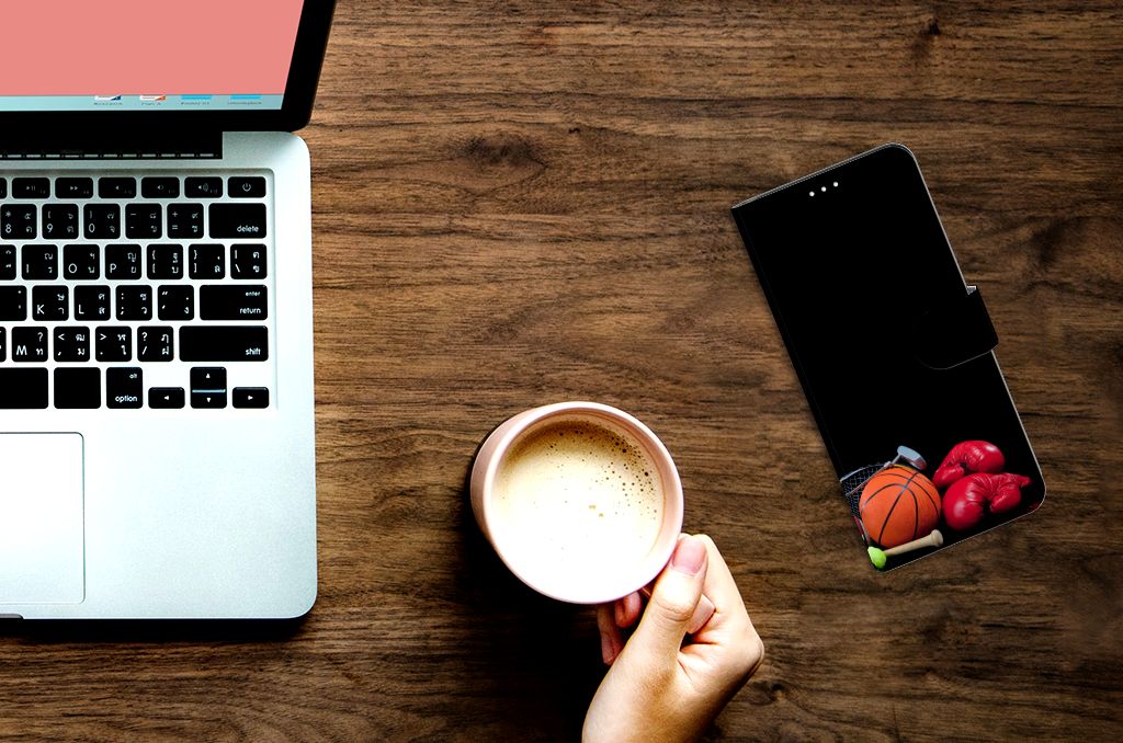 Xiaomi Mi 10T Lite Wallet Case met Pasjes Sports op een bureau met laptop en koffie