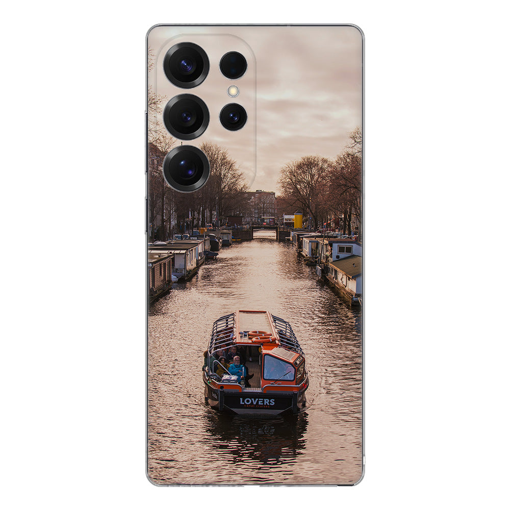Samsung Galaxy S25 Ultra hoesje – transparant TPU – zelf ontwerpen met een afbeelding van een boot op een kanaal.
