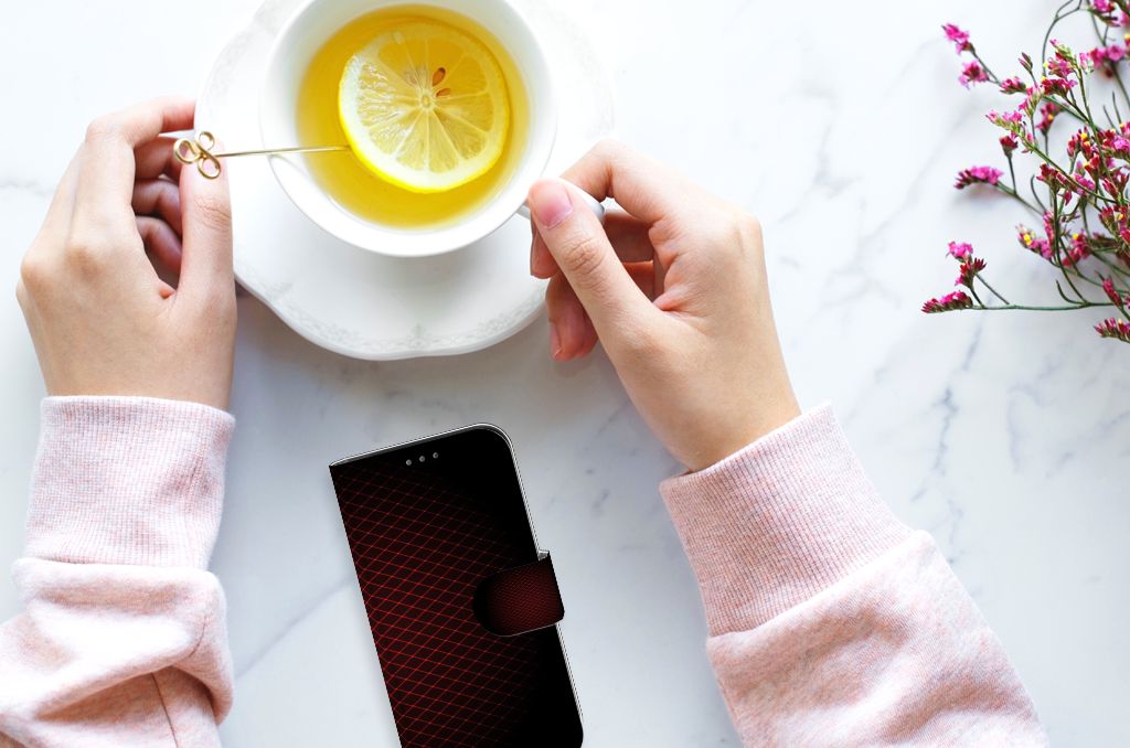 Apple iPhone 12 Mini Telefoon Hoesje Geruit Rood naast een kopje thee met citroen op een marmeren tafel.