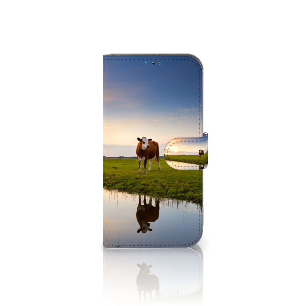 iPhone 14 Pro Telefoonhoesje met Pasjes Koe met een schilderachtig koe in een weiland en spiegeling in het water.