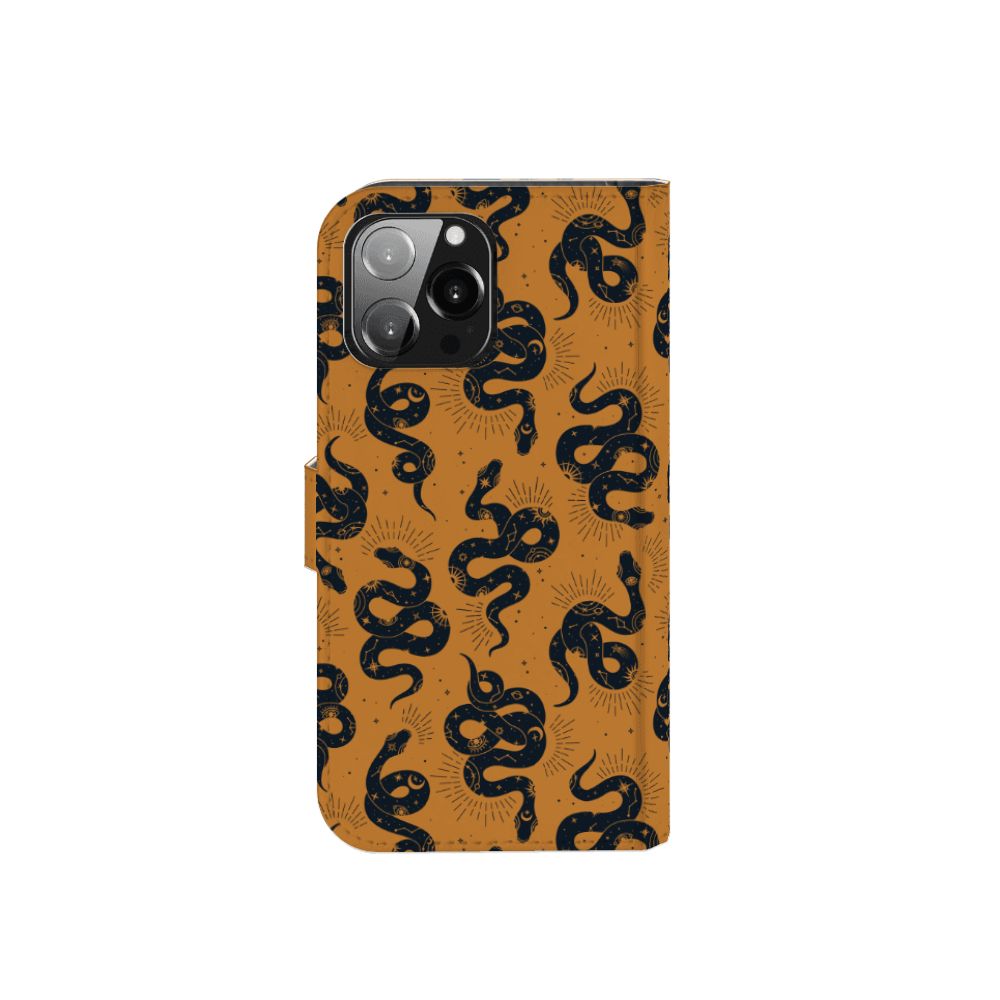 Telefoonhoesje met Pasjes voor iPhone 13 Pro Max Snakes met slangenmotief op een oranje achtergrond.