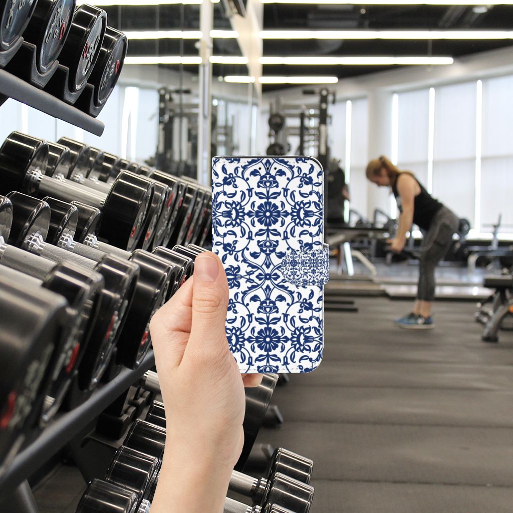 iPhone 13 Pro Hoesje Flower Blue in hand, gym achtergrond met gewichten, stijlvol en opvallend ontwerp