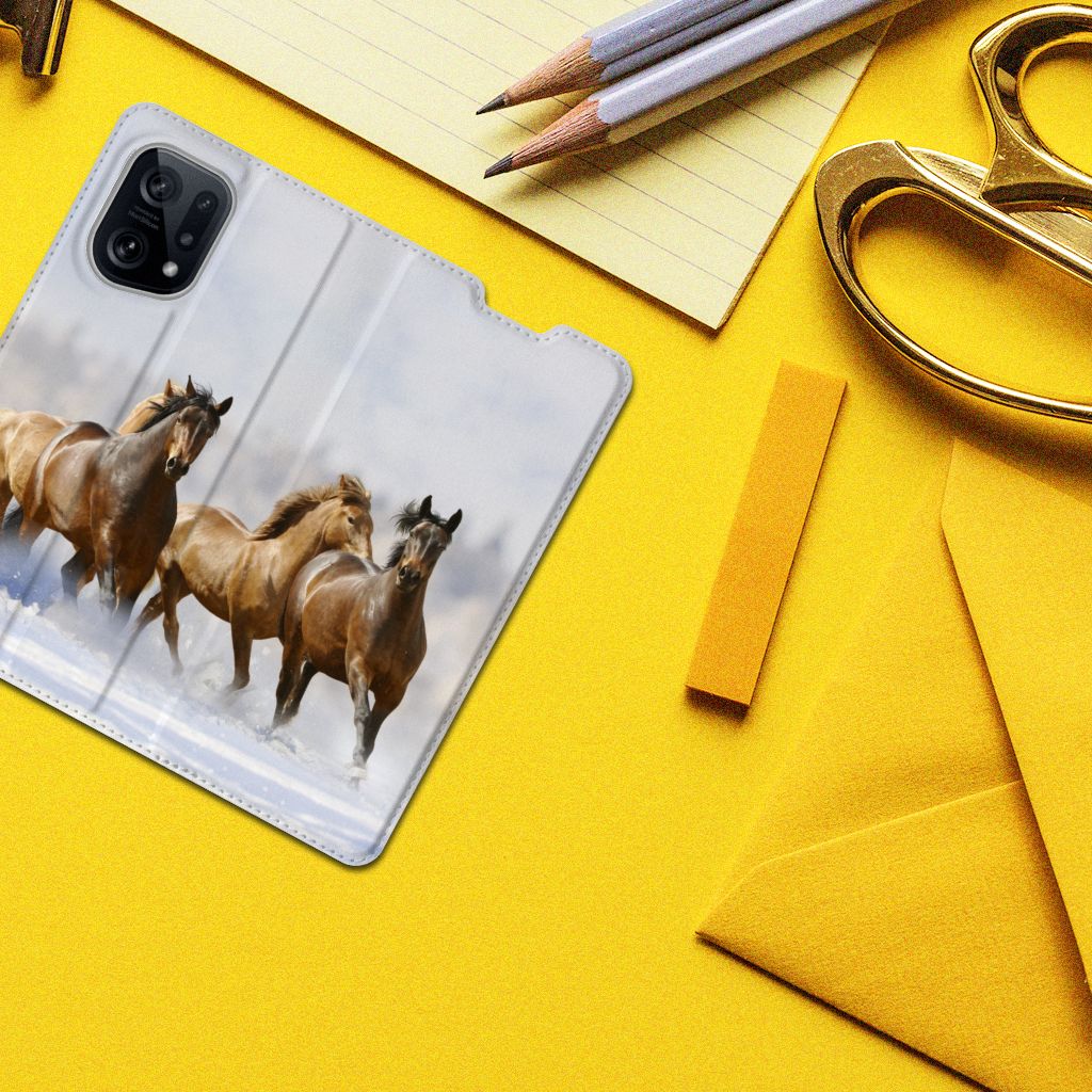 OPPO Find X5 Hoesje maken Paarden met een afbeelding van rennende paarden op een saaie achtergrond.