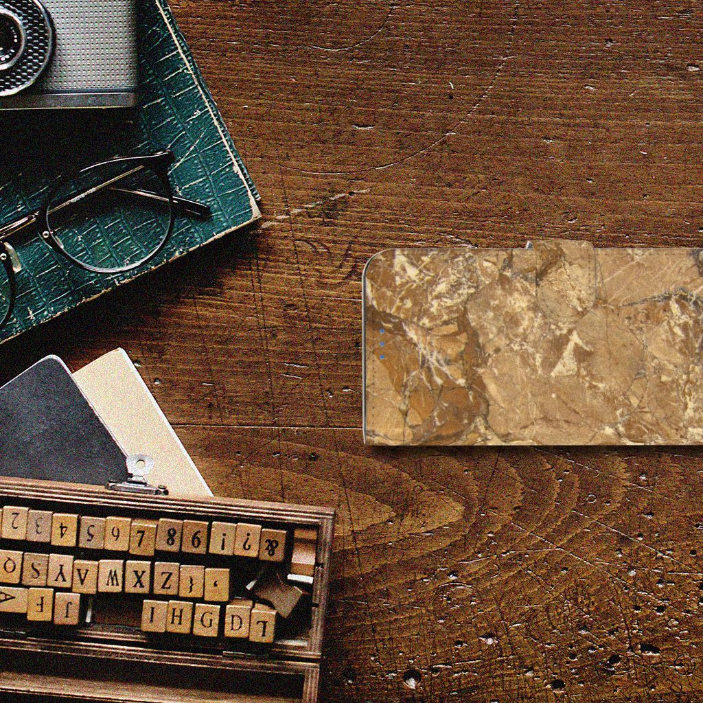 Xiaomi 11 Lite 5G NE | Mi 11 Lite Bookcase Marmer Creme op een houten tafel met vintage items.