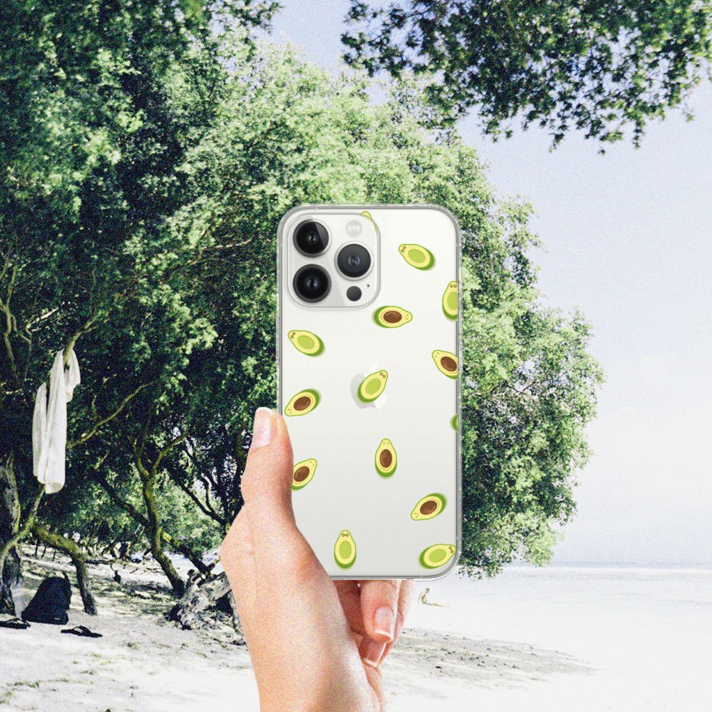 iPhone 13 Pro Max Siliconen Case Avocado met een uniek avocado design in een natuurlijke omgeving 🥑