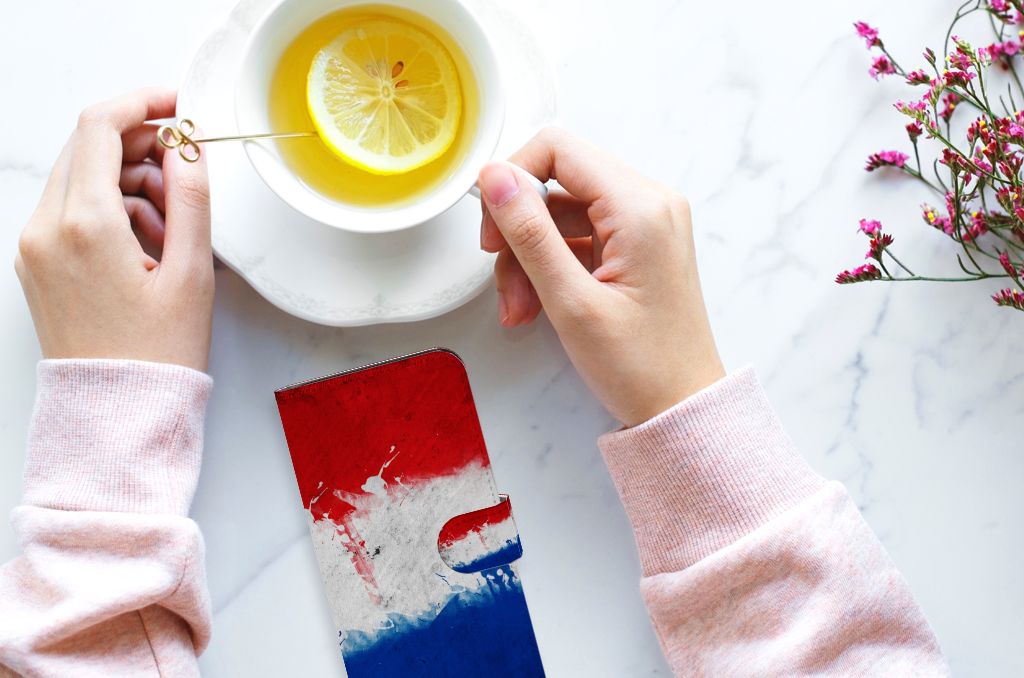 OnePlus Nord CE 2 Lite Bookstyle Case Nederland met artistiek design van de Nederlandse vlag en een kopje thee.