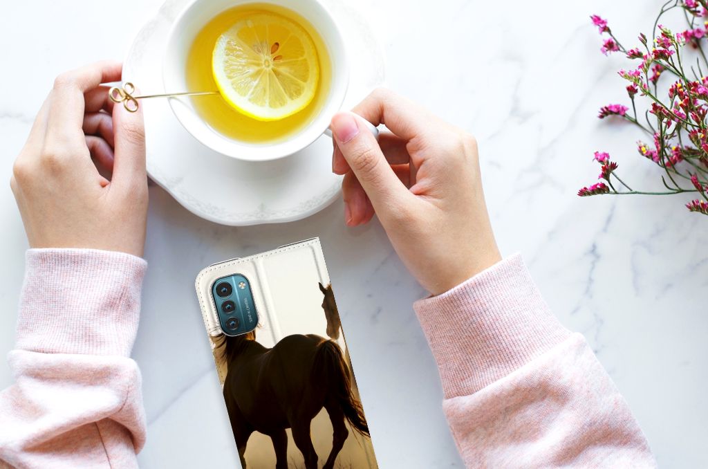 Nokia G11 | G21 Hoesje maken Design Cowboy met paardenprint, handen met drankje erop.