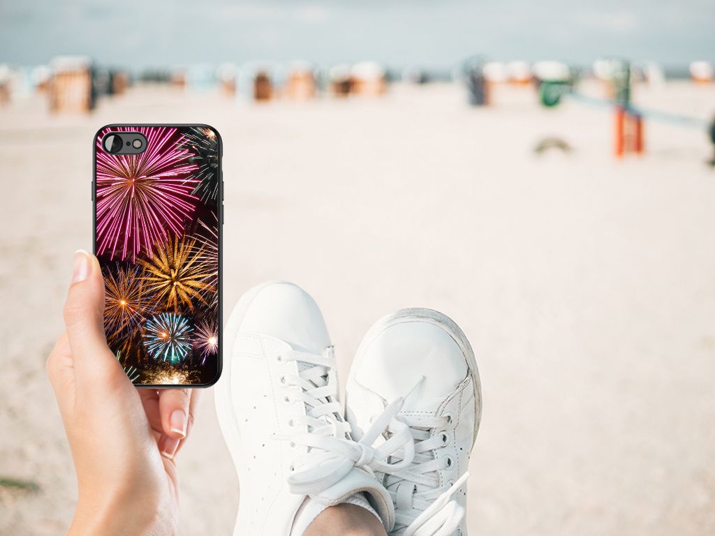 iPhone SE 2022 | SE 2020 | 7/8 GSM Cover Vuurwerk met vuurwerkdesign en sneakers op het strand