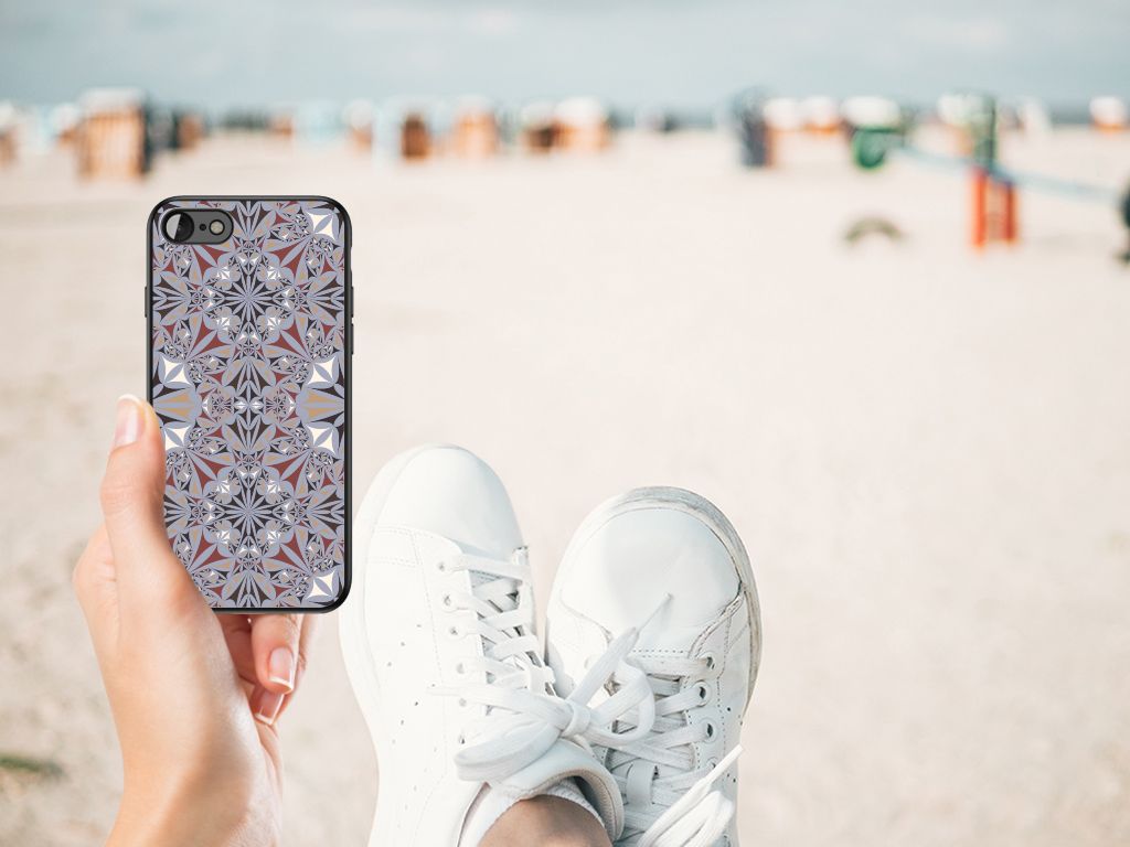 iPhone SE 2022 | SE 2020 | 7/8 Marmeren Print Telefoonhoesje Flower Tiles op het strand met sneakers