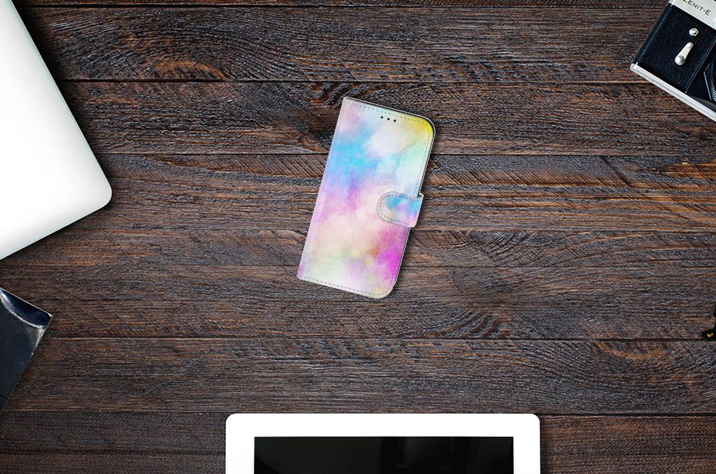 Hoesje Apple iPhone 13 Watercolor Light op een houten tafel met laptop en tablet.