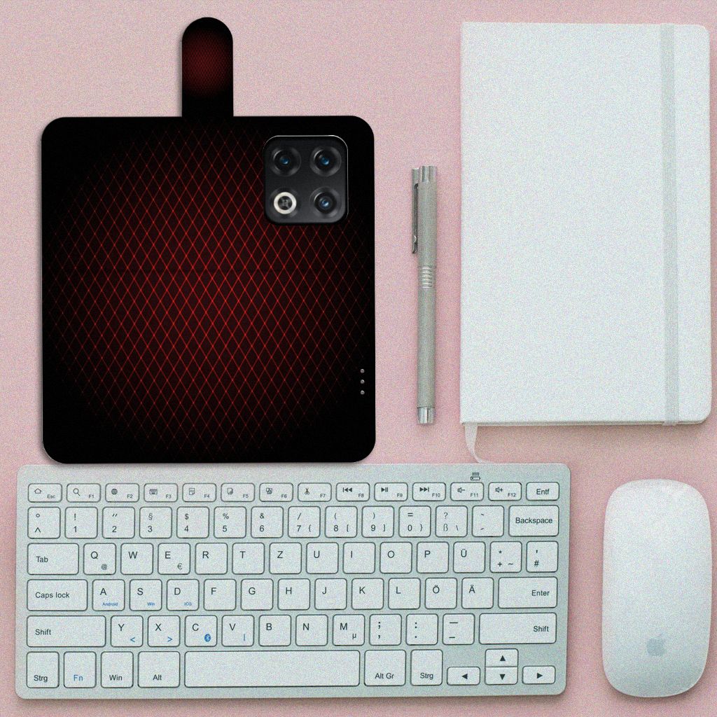 OnePlus 10 Pro Telefoon Hoesje Geruit Rood naast toetsenbord en notitieboekje