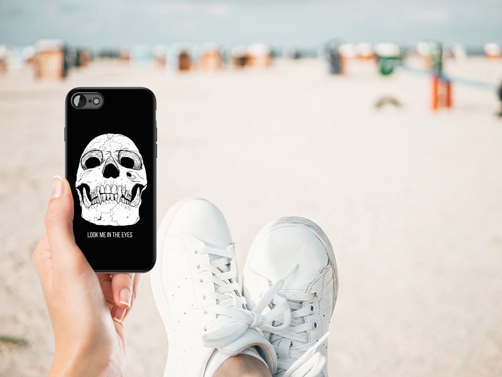 Telefoonhoesje iPhone SE 2022 | SE 2020 | 7/8 Skull Eyes op een zonnig strand met sneakers.