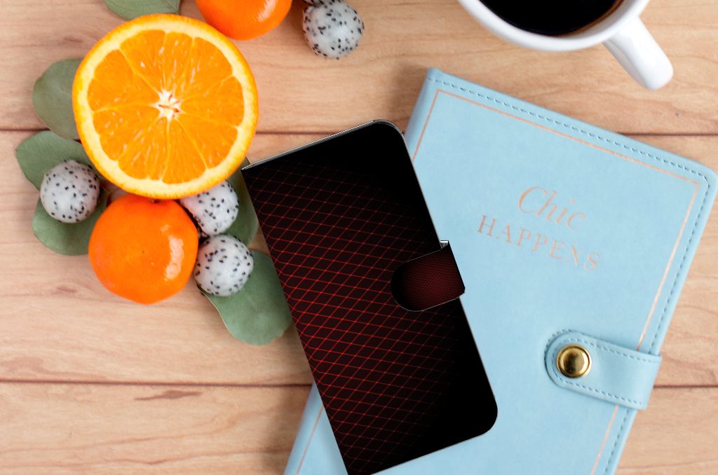 Motorola Moto G62 5G Telefoon Hoesje Geruit Rood op een houten tafel met fruit en een agenda.