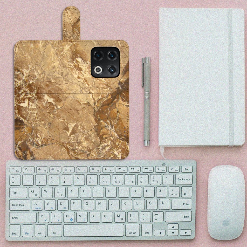 OnePlus 10 Pro Bookcase Marmer Creme op een bureau met toetsenbord en notitieboek
