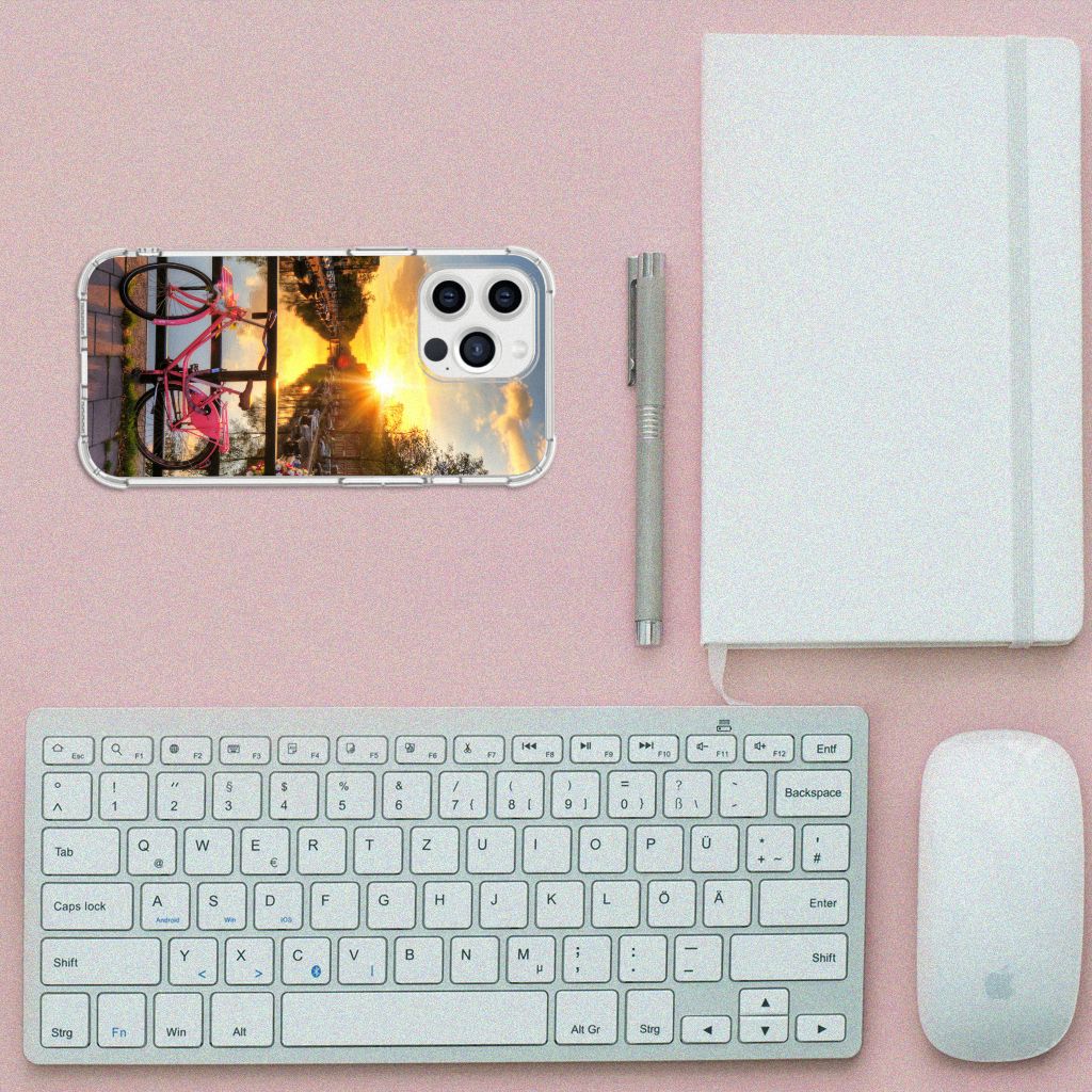 iPhone 13 Pro Max Telefoonhoesje met valbescherming Amsterdamse Grachten op bureau met toetsenbord en notitieboek