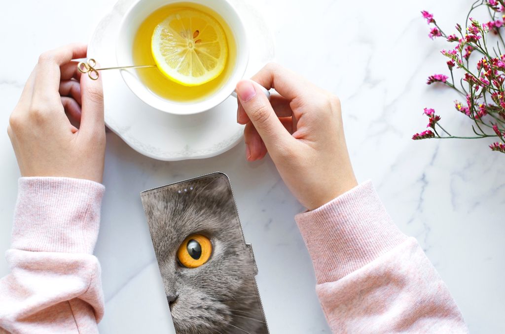 Telefoonhoesje met Pasjes OnePlus Nord 2T Britse Korthaar met indrukwekkende kat op tafel met thee.