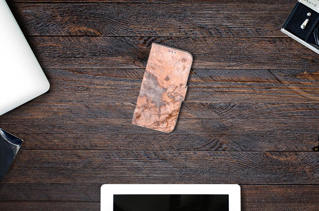 iPhone 14 Pro Bookcase Marmer Oranje op een houten tafel met laptop en tablet