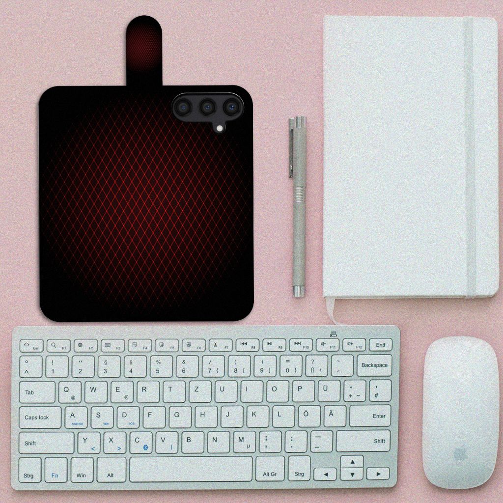 Samsung Galaxy S24 Telefoon Hoesje Geruit Rood op bureau met toetsenbord en notitieboekje