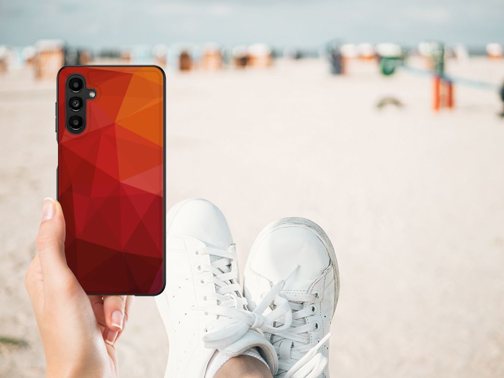Backcover voor Samsung Galaxy A14 5G Polygon Red in hand, abstract design met kleuren in het licht op een strand.