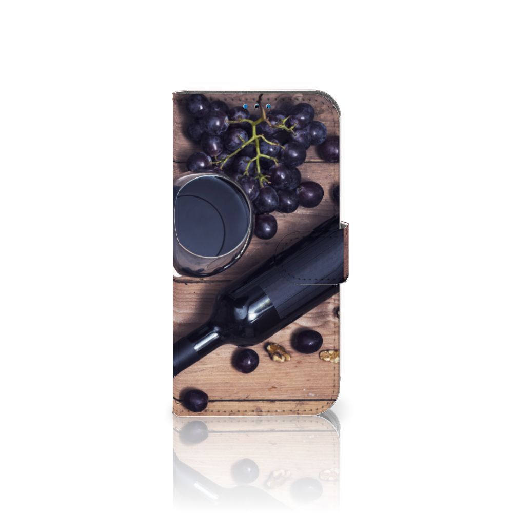 iPhone 14 Pro Book Cover Wijn met druiven, een glas wijn en een wijnfles op een houten ondergrond.