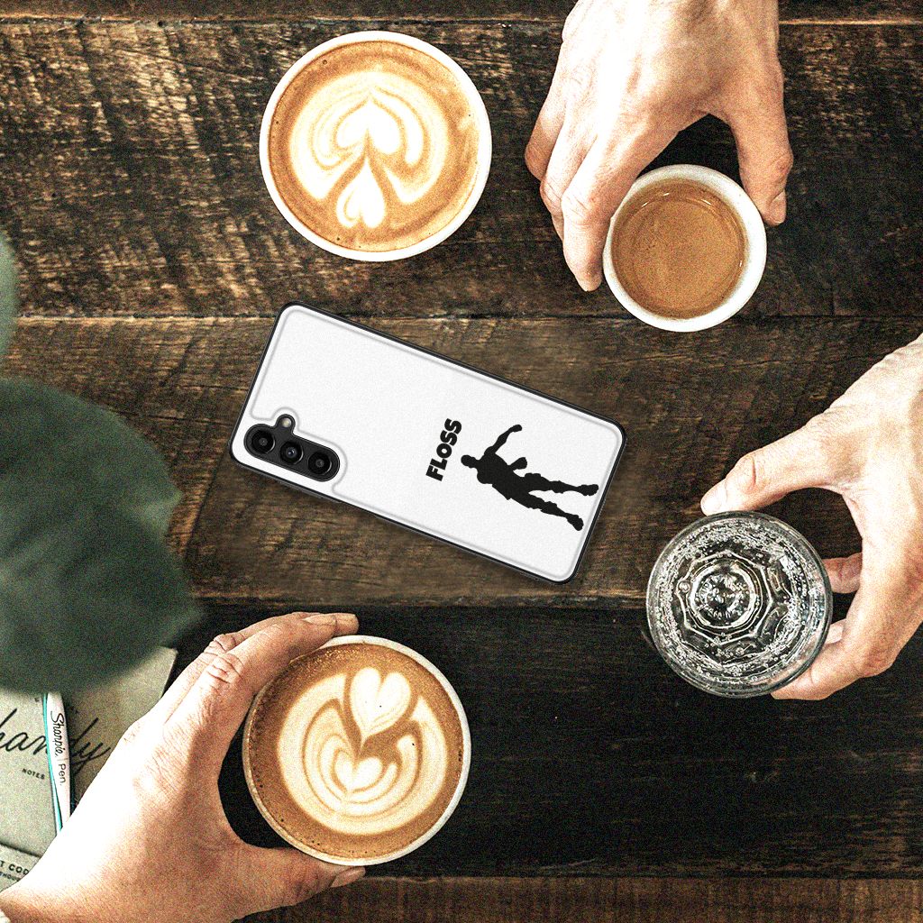 Samsung Galaxy A14 5G Hoesje Floss op een houten tafel met koffie en koffie latte art.