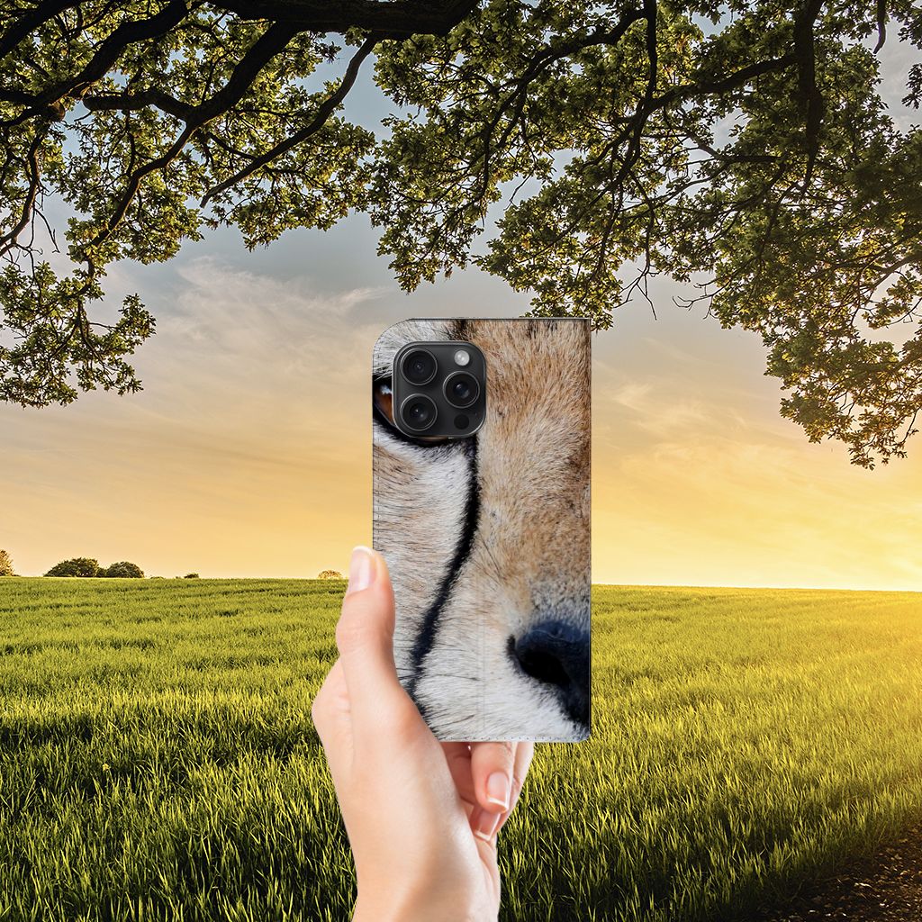 iPhone 15 Pro Max Hoesje maken Cheetah met close-up van cheetah in natuursetting, hand die hoesje vasthoudt.