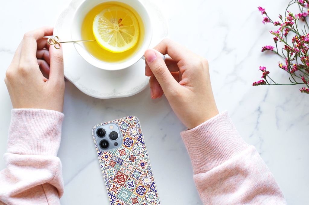 Apple iPhone 13 Pro TPU Siliconen Hoesje Tiles Color met kleurrijk design en een kopje thee met citroen 🍋.