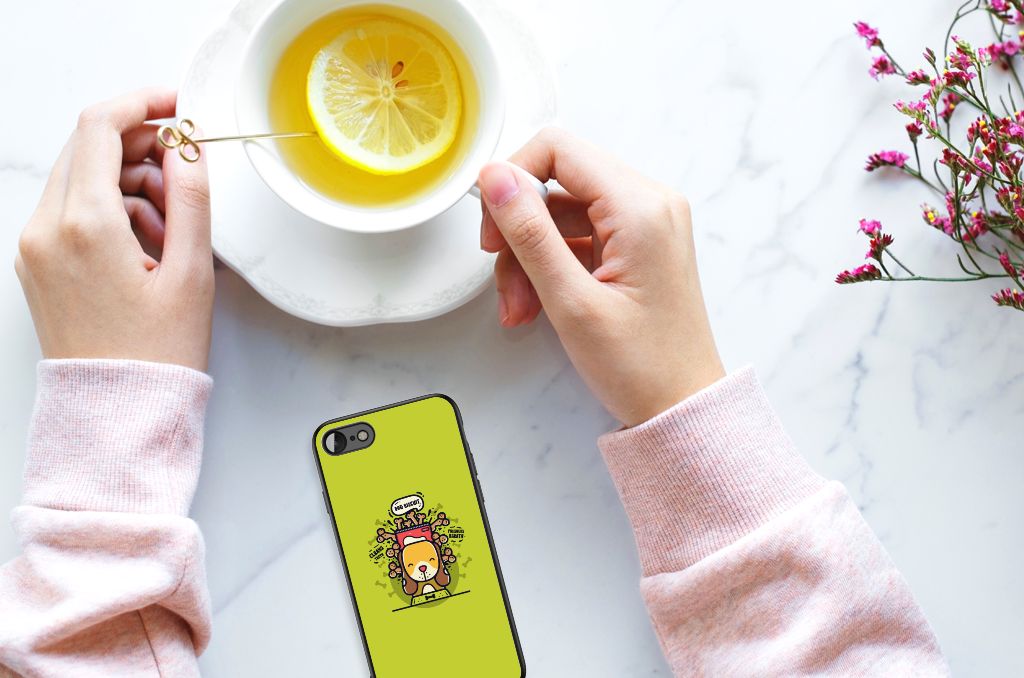 iPhone SE 2022 | SE 2020 | 7/8 Hoesje Doggy Biscuit met schattige illustratie, terwijl iemand een kopje thee drinkt.