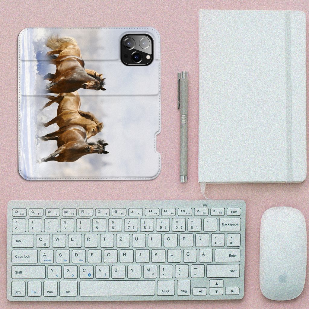 iPhone 14 Pro Max Hoesje maken Paarden met afbeelding van paarden op een bureau met accessoires.