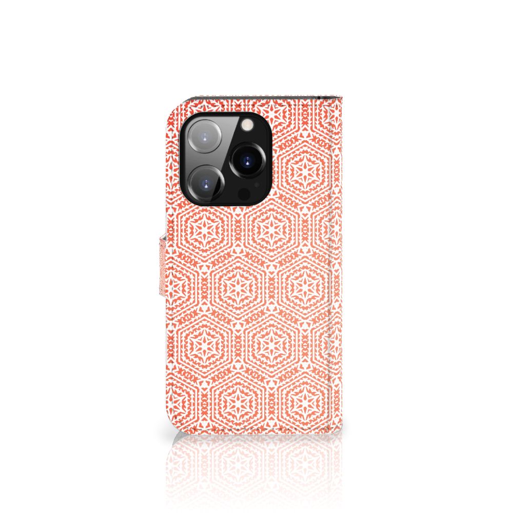 iPhone 14 Pro Telefoon Hoesje Pattern Orange met een stijlvol oranje en wit patroon.