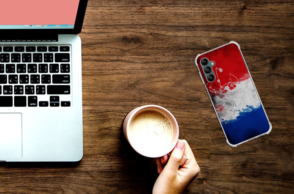 Samsung Galaxy A14 5G/4G Cover Case Nederland met Nederlands Vlag design op een bureau met laptop en koffie.