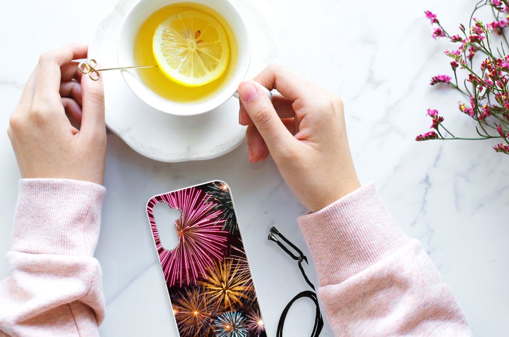 Samsung Galaxy A14 5G Anti Shock Bumper Case Vuurwerk naast een kopje thee met citroen op een marmeren tafel.