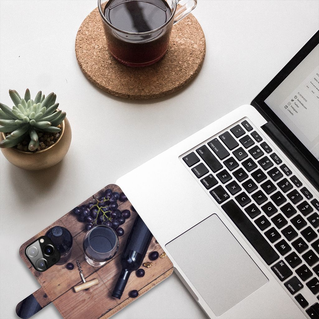 iPhone 14 Pro Book Cover Wijn met wijnfles en druiven op een bureau met computer en koffie ☕.