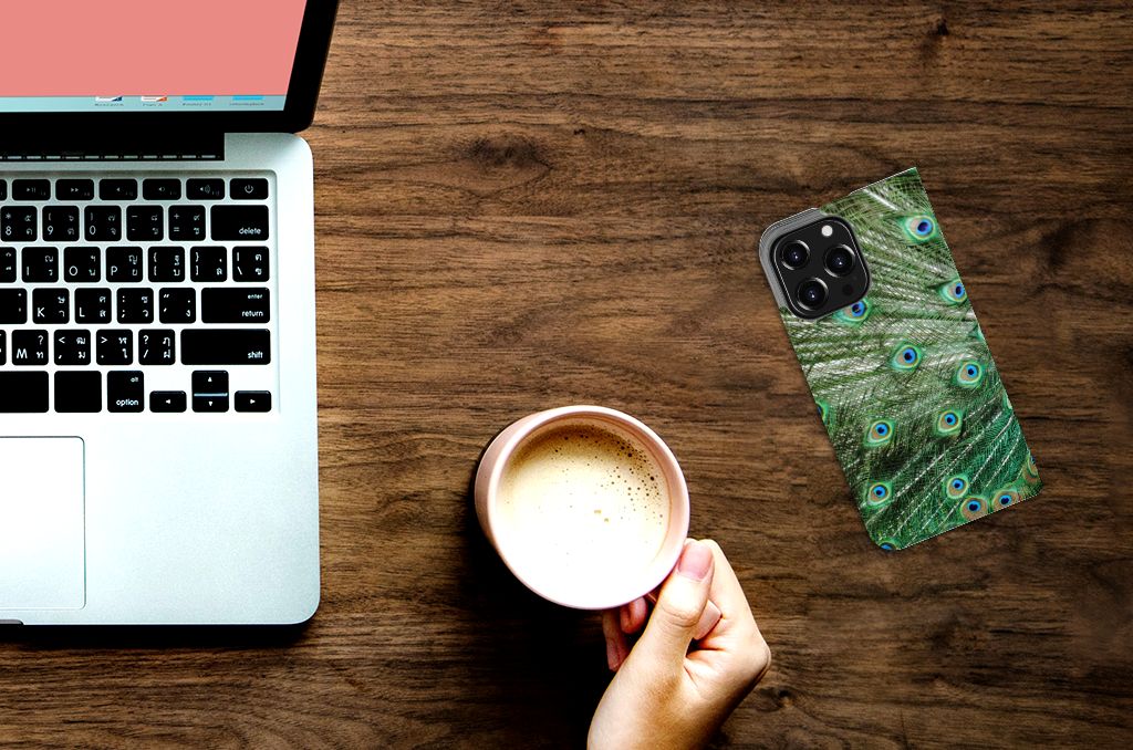 iPhone 13 Pro Hoesje maken Pauw op een bureau met laptop en koffie. Perfect voor stijlvolle bescherming!