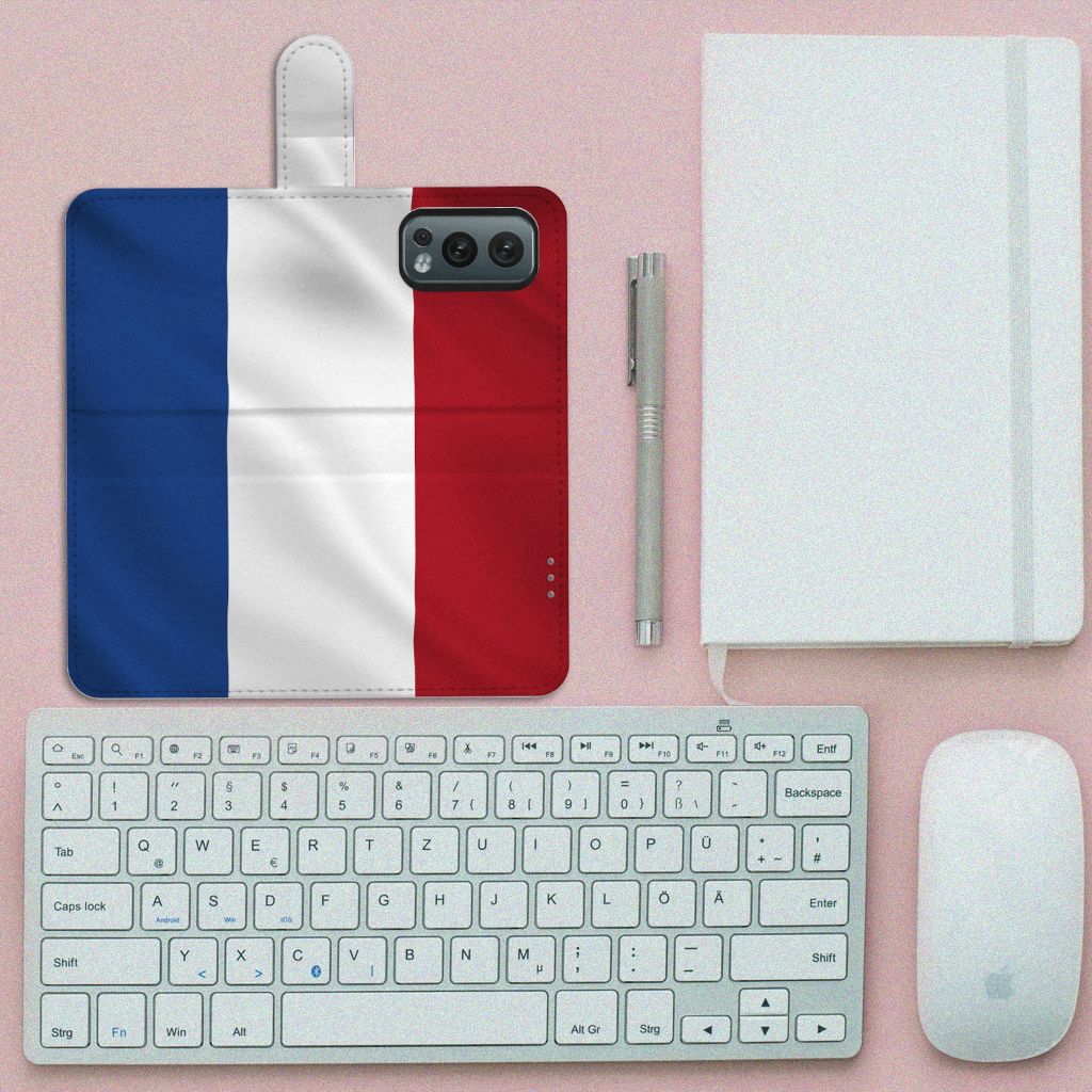 OnePlus Nord 2 5G Bookstyle Case Nederlandse Vlag op een bureau met toetsenbord en notitieboekje