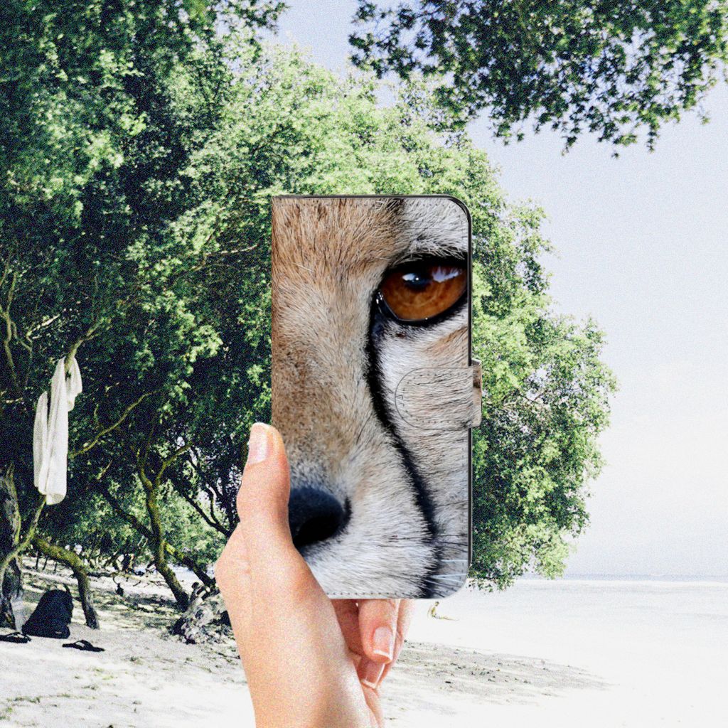 Samsung Galaxy A34 Telefoonhoesje met Pasjes Cheetah close-up met cheeta oog op een strand
