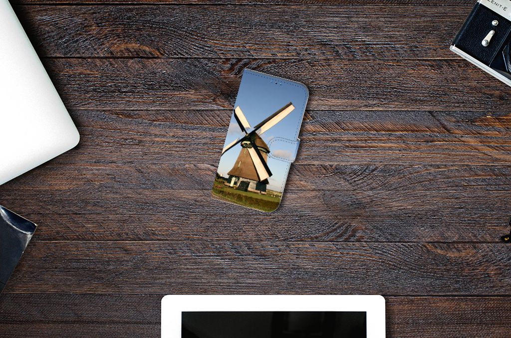 iPhone 14 Pro Flip Cover Molen met een prachtige molen op een houten bureau 🏡.