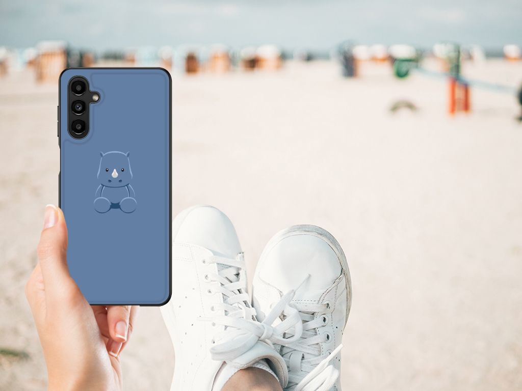 Samsung Galaxy A14 5G Hoesje Baby Rhino met schattige illustratie, in hand met sneakers op strand.