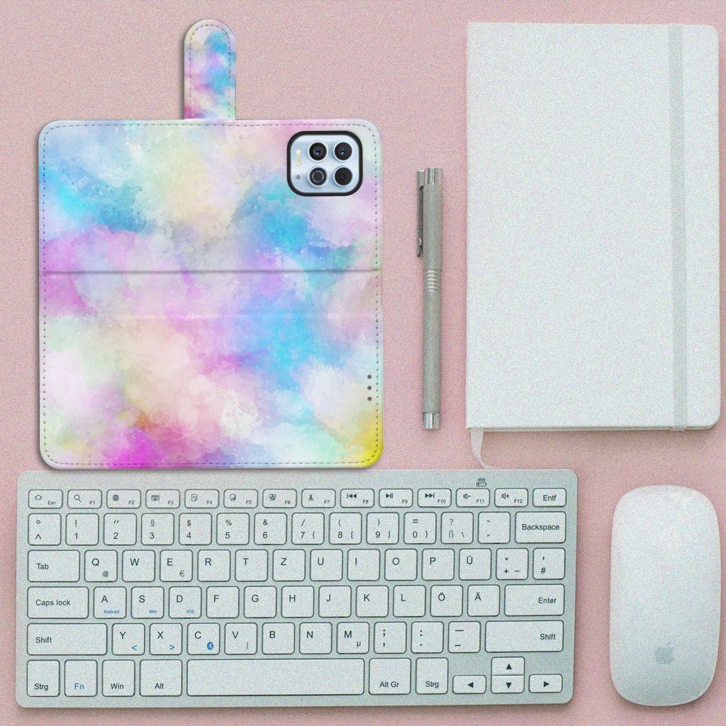 Hoesje Motorola Moto G100 Watercolor Light bovenaanzicht met toetsenbord en notitieboek.