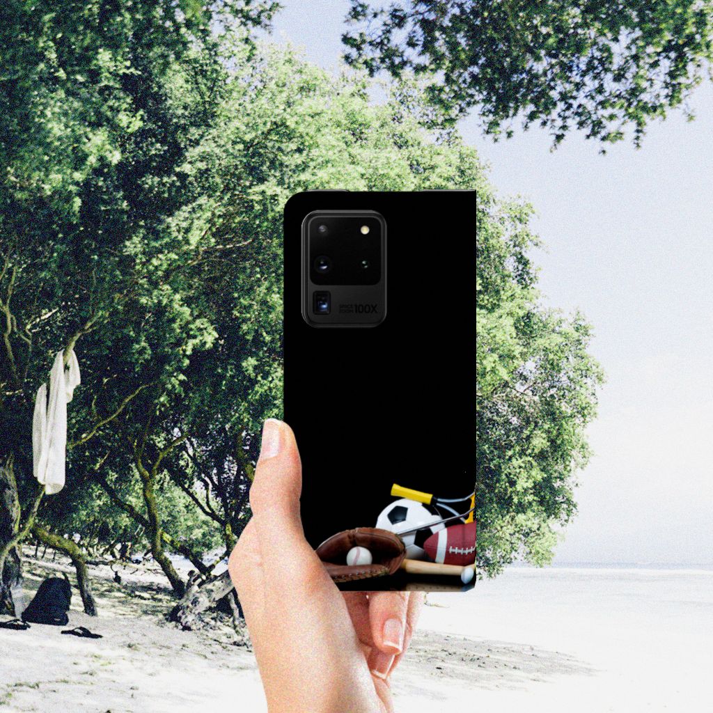 Samsung Galaxy S20 Ultra Hippe Standcase Sports met sportafbeeldingen in een hand, in een natuurlijke omgeving.
