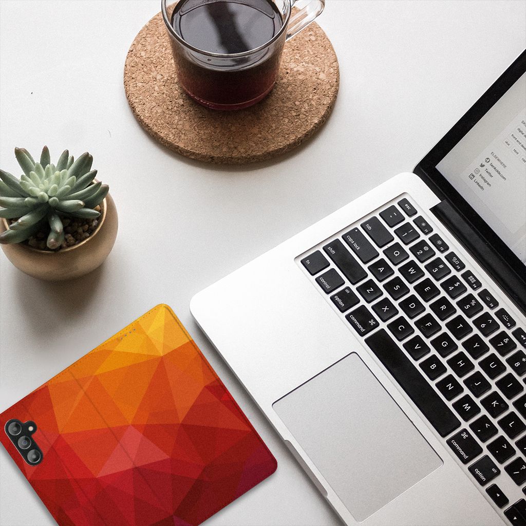 Stand Case voor Samsung Galaxy A14 5G Polygon Red op een bureau met een laptop en een plant