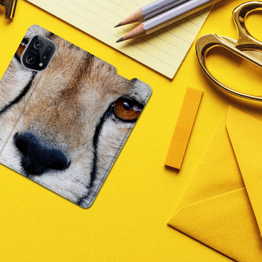 OPPO Find X5 Hoesje maken Cheetah met close-up van het gezicht van een cheetah op een gele achtergrond.