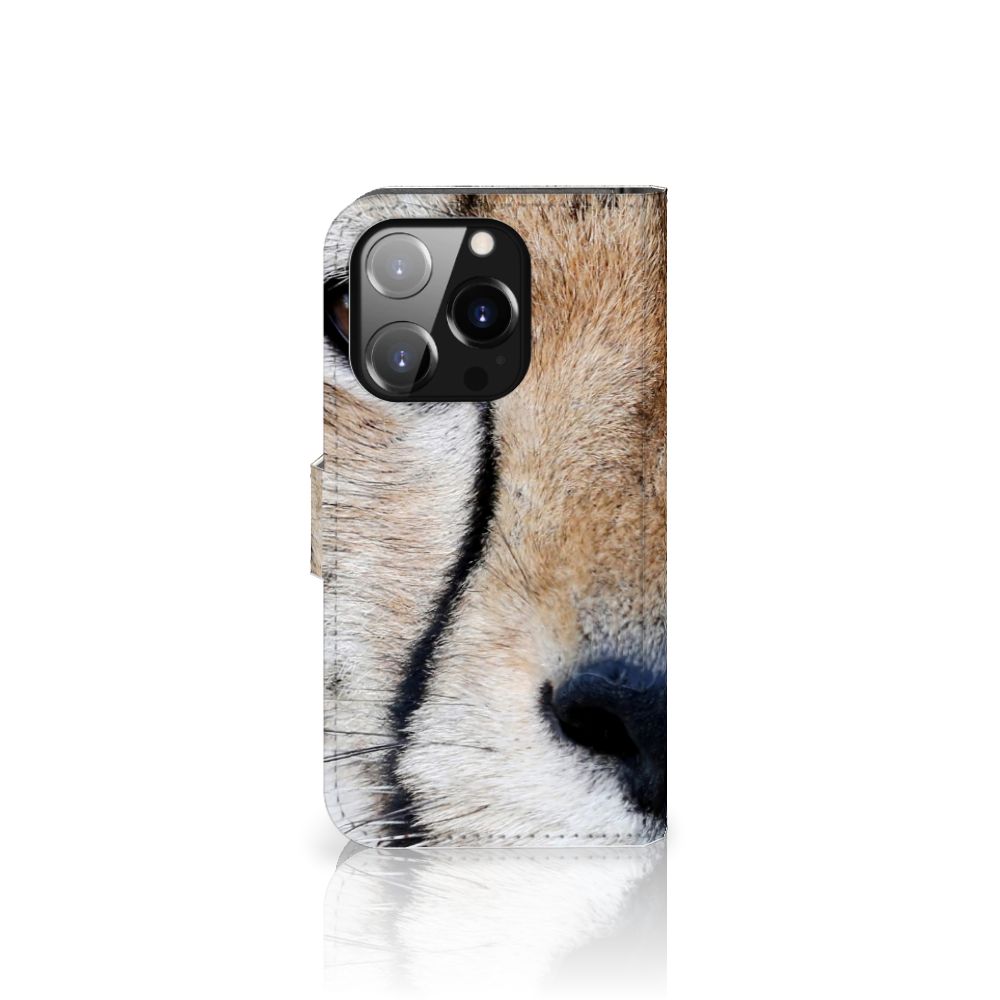 iPhone 14 Pro Telefoonhoesje met Pasjes Cheetah met close-up afbeelding van een cheeta gezicht.