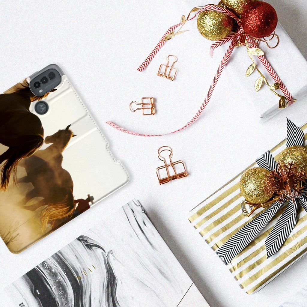 Motorola Moto E20 Hoesje maken Design Cowboy met paardenprint op een tafel met cadeaus.