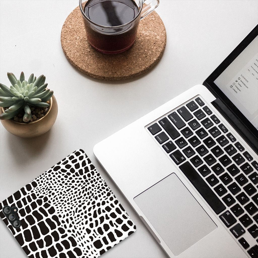 Samsung Galaxy A14 5G Hoesje maken Slangenprint op bureau met laptop en plantaardig decor.