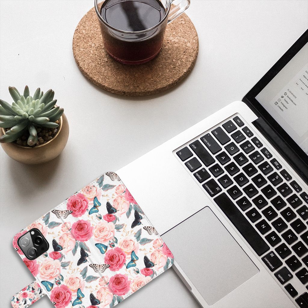 iPhone 13 Pro Max Hoesje Butterfly Roses met romantische rozen en vlinders op een bureau met laptop en koffie ☕.