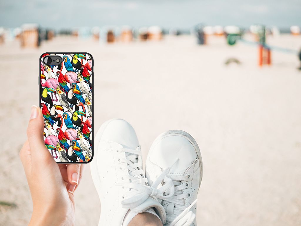 iPhone SE 2022 | SE 2020 | 7/8 Dierenprint Telefoonhoesje Birds met kleurrijke vogels op een strand