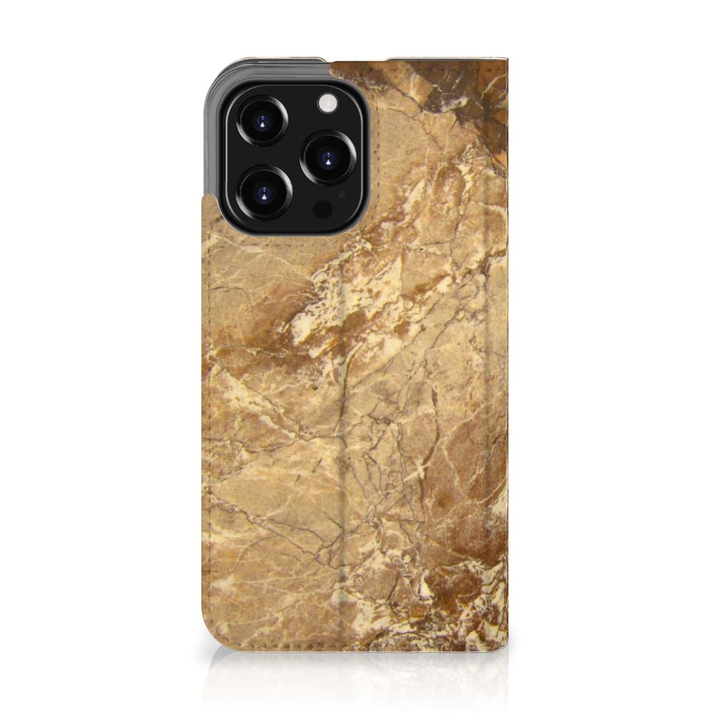 iPhone 13 Pro Standcase Marmer Creme in lichtbruine marmerdesign, perfect voor stylish gebruik. 🐚
