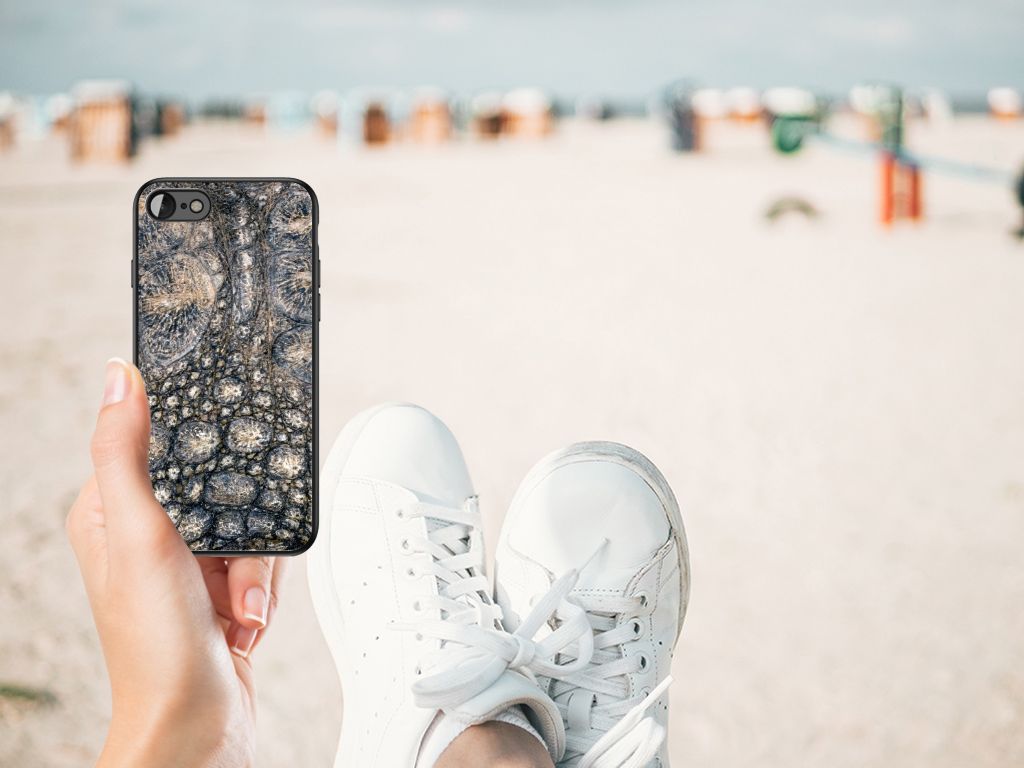 iPhone SE 2022 | SE 2020 | 7/8 Dierenprint Telefoonhoesje Krokodillenprint naast sneakers op het strand.