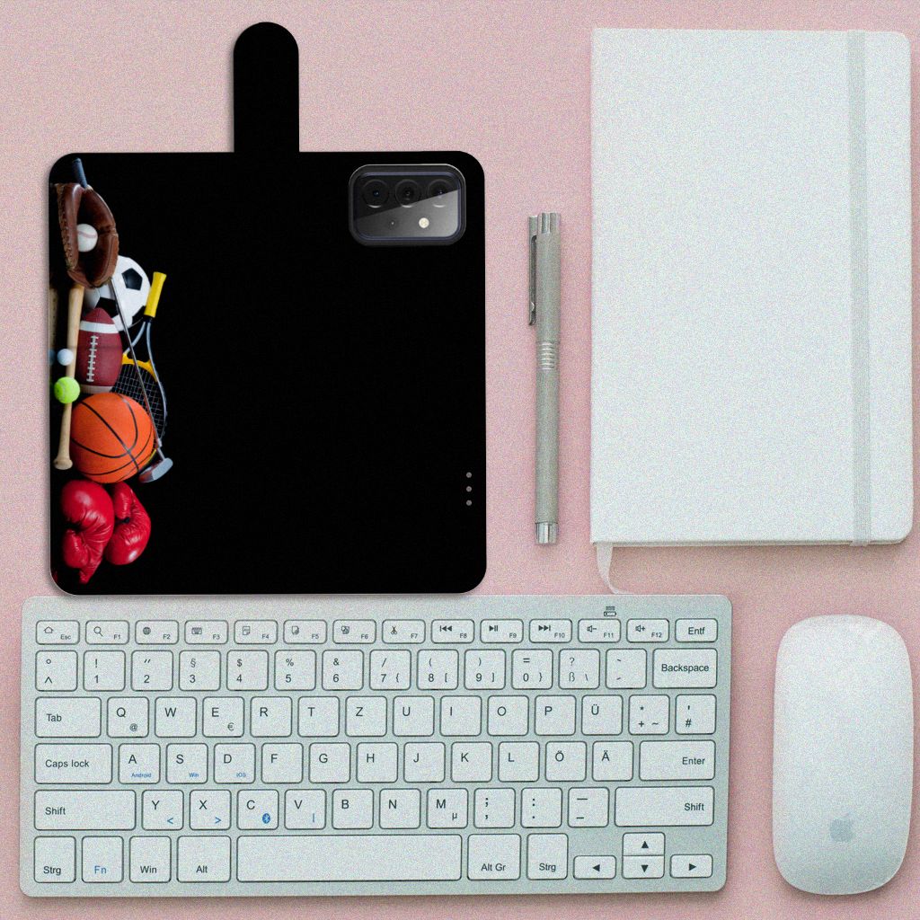 Samsung Galaxy A72 Wallet Case met Pasjes Sports met sportuitrusting en toetsenbord op een bureau.